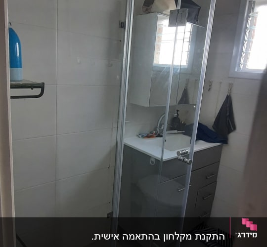 מקלחת עם דלת זכוכית וברז מקלחת